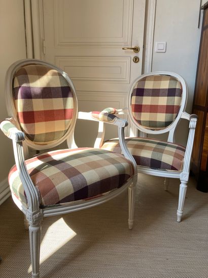 null 
PAIR OF ARMCHAIRS with medallion back in white lacquered wood.

Louis XVI period

H...