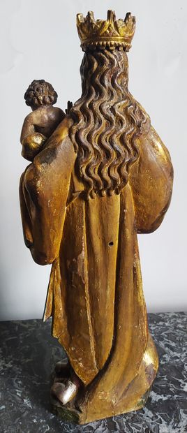  GROUPE en bois doré et polychromé représentant la Vierge à l’Enfant. XVIIIème siècle....