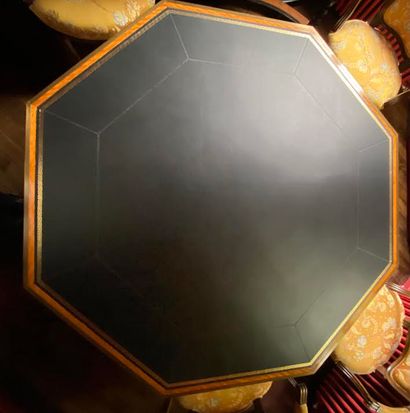  TABLE DE BIBLIOTHÈQUE de forme octogonale en placage de citronnier, la ceinture...
