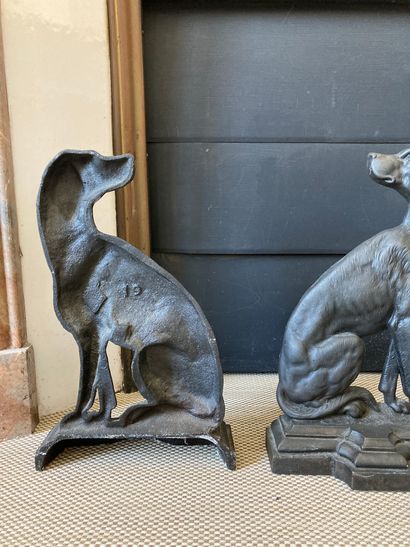 null 
TWO cast iron DOOR HANGERS representing greyhounds. 20th century

H : 35 c...