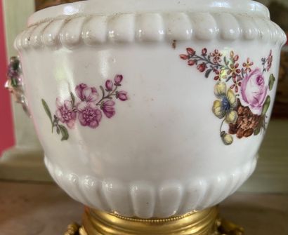  MEISSEN Paire de cache-pots en porcelaine à décor polychrome de bouquets de fleurs,...