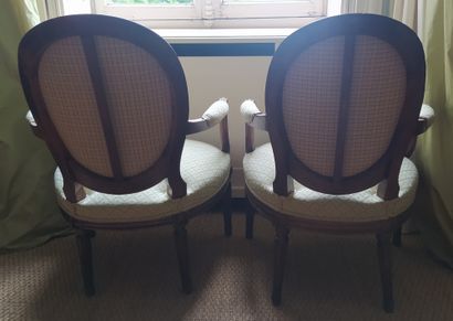 null PAIR OF ARMCHAIRS with medallion back in natural wood, the curved armrests,...