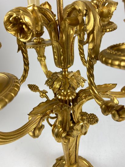  Importante PAIRE DE CANDELABRES en bronze doré et ciselé à six bras de lumières...