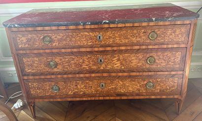 null Rectangular chest of drawers, veneered with cytise, violet and amaranth wood...