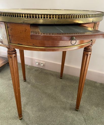  A round mahogany and mahogany veneer BOUILLOTTE TABLE with its stopper (used), decorated...