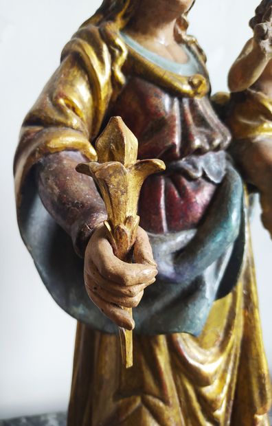 null GROUPE en bois doré et polychromé représentant la Vierge à l’Enfant. XVIIIème...