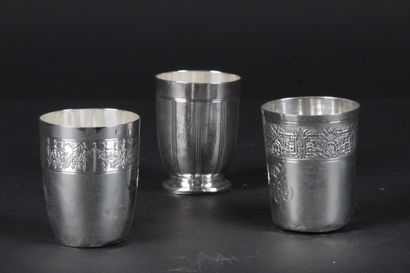 null LOT DE TROIS TIMBALES EN ARGENT, aux 950 millièmes.

-	De style art déco à décore...