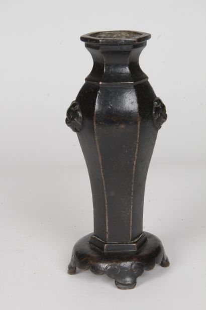 null CHINE, PERIODE MING, XVIE-XVIIE SIECLE

Deux vases en bronze, l’un, pour ustensiles...