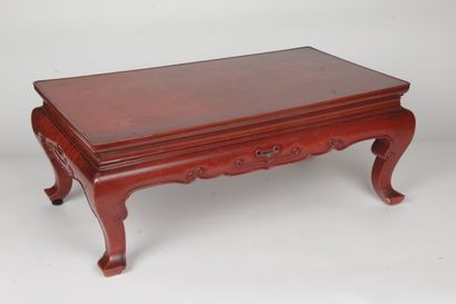null CHINE, VERS 1900

Petite table de lettré en bois laqué rouge, de forme rectangulaire...