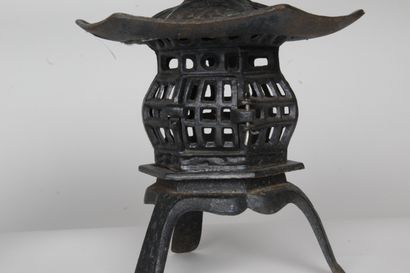 null JAPAN, TAISHO-SHOWA PERIOD, 20TH CENTURY.

Pair of tsuridôrô lanterns in cast...