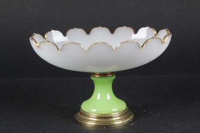 null COUPE EN VERRE OPALESCENT BLANC à liseré doré et bords ouvragés. Pied en verre...