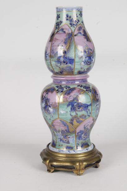 null CHINE, EPOQUE KANGXI, XVIIIE SIECLE

Vase en porcelaine, de forme gourde, à...