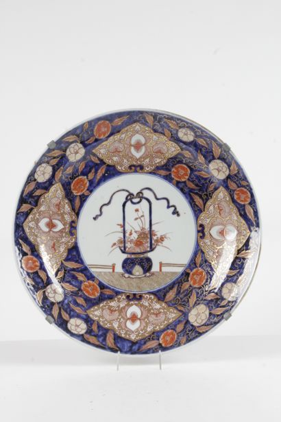  JAPON, XIXE SIECLE 
Grand plat en porcelaine d’Imari, à décor bleu, corail et or,...