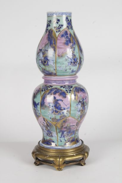 null CHINE, EPOQUE KANGXI, XVIIIE SIECLE

Vase en porcelaine, de forme gourde, à...