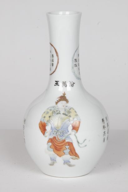 CHINE, PERIODE MINGUO, XXE SIECLE 
Vase bouteille...