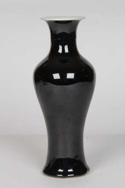 null CHINE, XIXE SIECLE

Vase balustre en porcelaine à glaçure monochrome noire.

Marque...