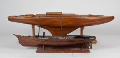 null LOT de deux maquettes de coque de bateau en bois :

-	Une coque de quetsche...