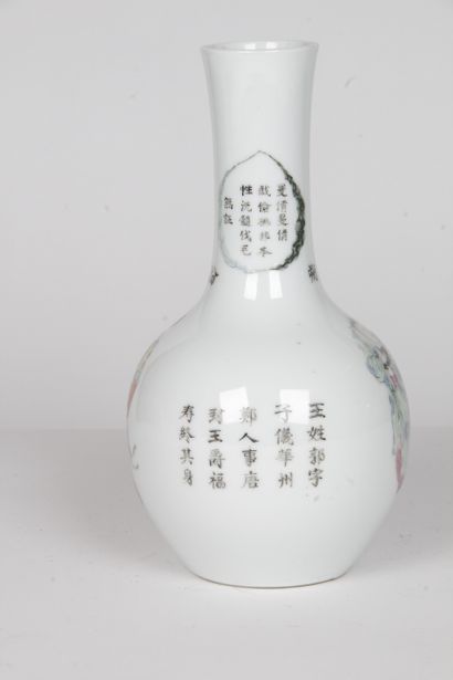 null CHINE, PERIODE MINGUO, XXE SIECLE

Vase bouteille en porcelaine et émaux polychromes...
