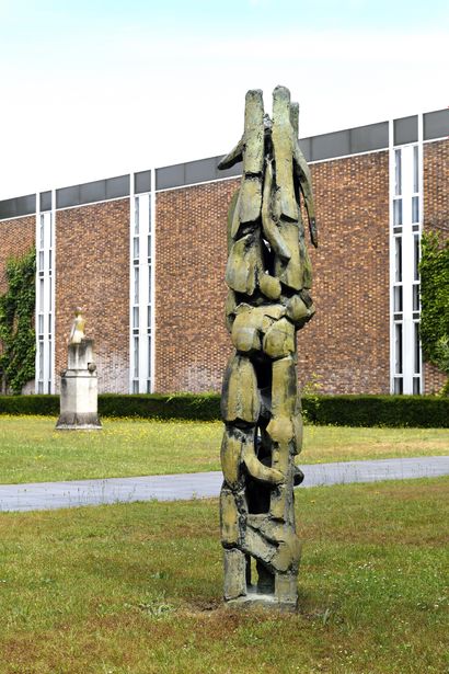  ISABELLE WALDBERG (CHE/ 1911-1990) Le cyprès dans la cour bronze à patine vert-brun...