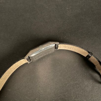null CYMA 334. Vers 1930. Montre bracelet en acier, première montre disposant d'une...