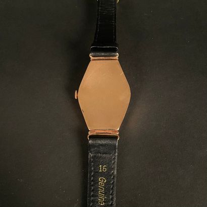null OMEGA PETROGRAD VERS 1926. Rare montre bracelet destinée au marché russe, en...