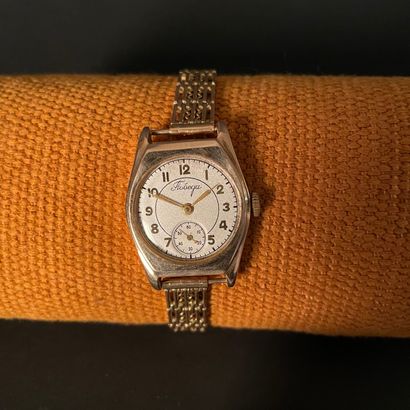 null 
RUSSIAN FLODEGA POBEDA 

Circa 1950. 

Ref : 60793. 

Pink gold 585/1000 wristwatch,...