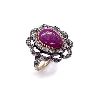  RING set with a cabochon ruby in a setting...