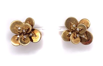 null PAIR OF EARRINGS with flower design and brilliant cut diamonds. Set in 18K yellow...