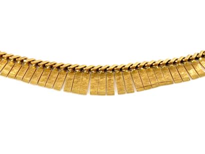 null NECKLACE made of a flat mesh. 18K yellow gold setting. Security clasp. Length...