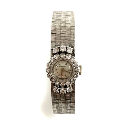null LONGINES WATCH adorned with a round half in a circle of brilliant-cut diamonds....