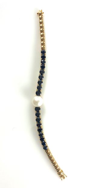 null BRACELET holding in its center a white pearl (untested) in a black stone setting....