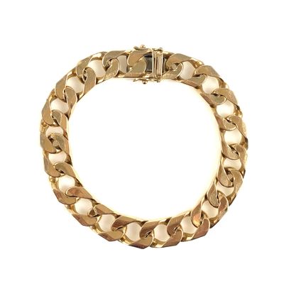 null BRACELET decorated with a curb chain. 18K yellow gold setting. Security clasp....
