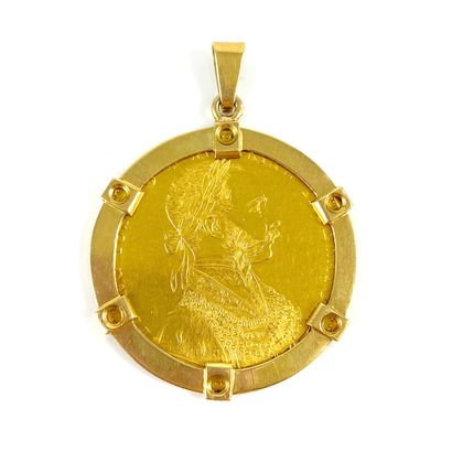 null PENDANT with one coin. Mounted in 18K yellow gold. French work. Diameter : 4...