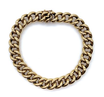 null BRACELET with a round curb chain. 18K yellow gold setting. Security clasp. French...