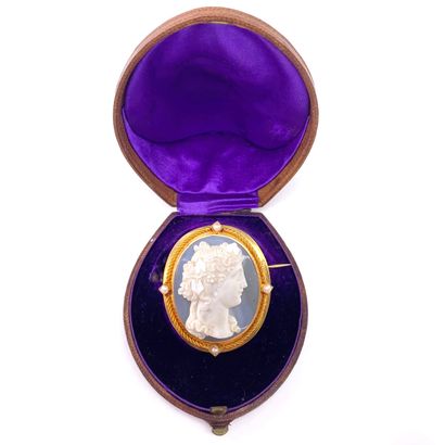 null A cameo on agate, presenting the profile of a woman, in a rope-like setting,...