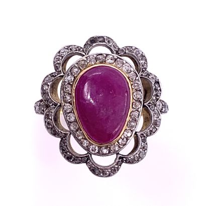 null 
BAGUE

ornée d'un rubis cabochon dans un entourage godronné de diamants taille...