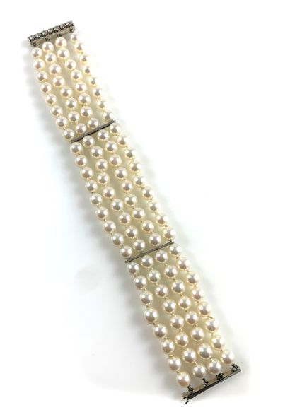 null BRACELET adorned with four rows of white pearls (not tested) ending with a clasp...