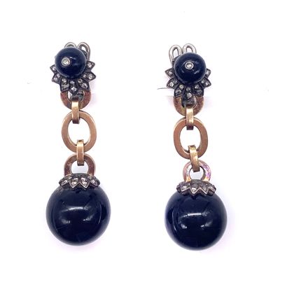 PAIR OF EARRINGS holding two onyx beads in...