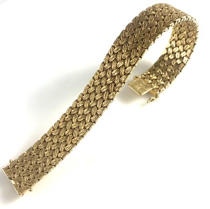 null BRACELET decorated with a textured herringbone pattern. 18K yellow gold setting....