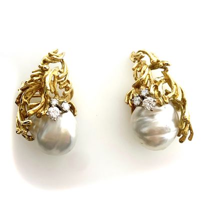 null PAIR OF EARRINGS set with a white baroque pearl (untested) held in place by...