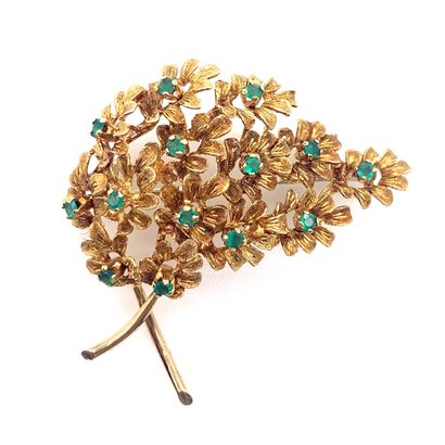null A brooch with a leafy design and green stones. Set in 18K yellow gold. Dimensions...