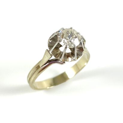 null SOLITARY RING set with a 0.85 carat old cut diamond. Set in platinum and 18K...