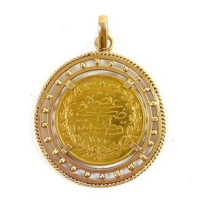 null MEDALLion holding a coin in a circular setting. Mounted in 18K yellow gold....