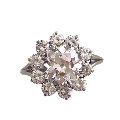 null RING with a floral design holding in its center a 2.89 carats old cut diamond...