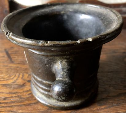  Small patinated bronze MORTAR without its pestle 17th century H. 7 cm