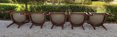 null SET OF FIVE mahogany chairs with gondola backs and four sabre legs. Green leather...