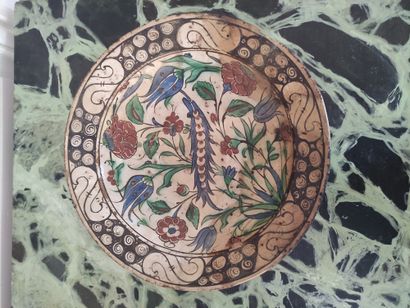 null PLAT creux en faïence d'Iznik XVIème siècle Diamètre : 28,5 cm (accidents et...