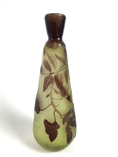 GALLE Vase de forme ovoide en verre gravé...