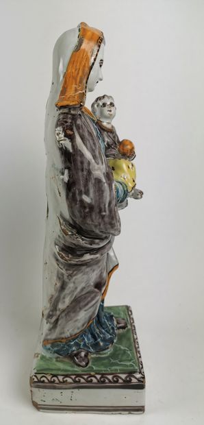 null NEVERS Interessante et grande Vierge à l'enfant en faience décorée en polychromie...
