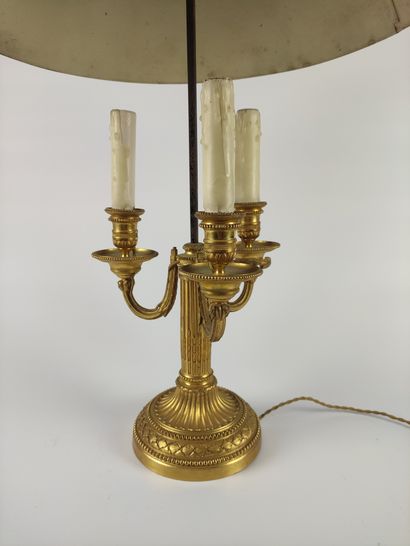 null LAMPE BOUILLOTE en bronze doré et ciselé à décor d'un fût à cannelures rudentées...